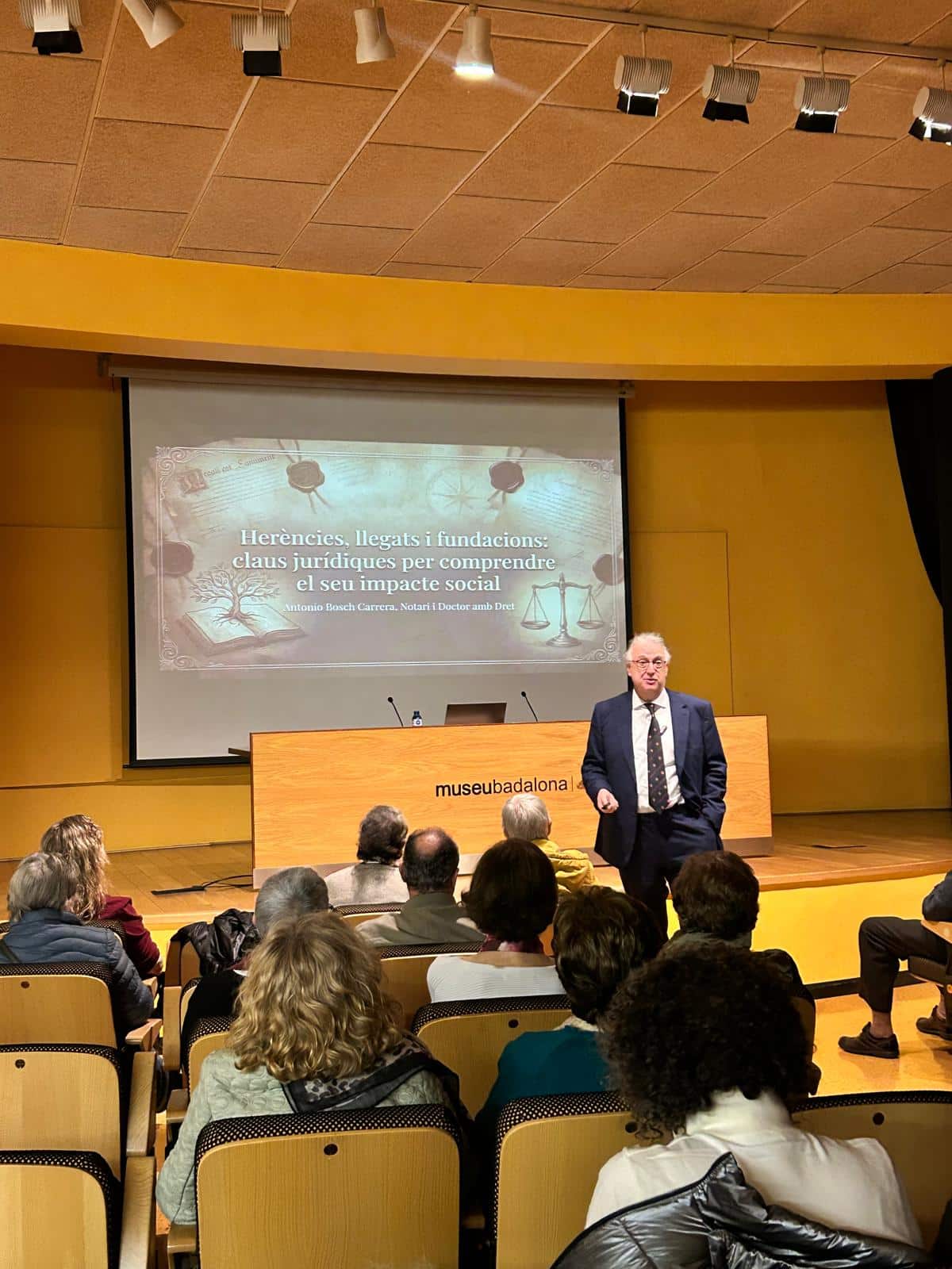 Conferencia Antonio Bosch en Badalona. El derecho de propiedad y de la herencia Conferencia Antonio Bosch en Badalona. El derecho de propiedad y de la herencia. El notario en la conferencia.